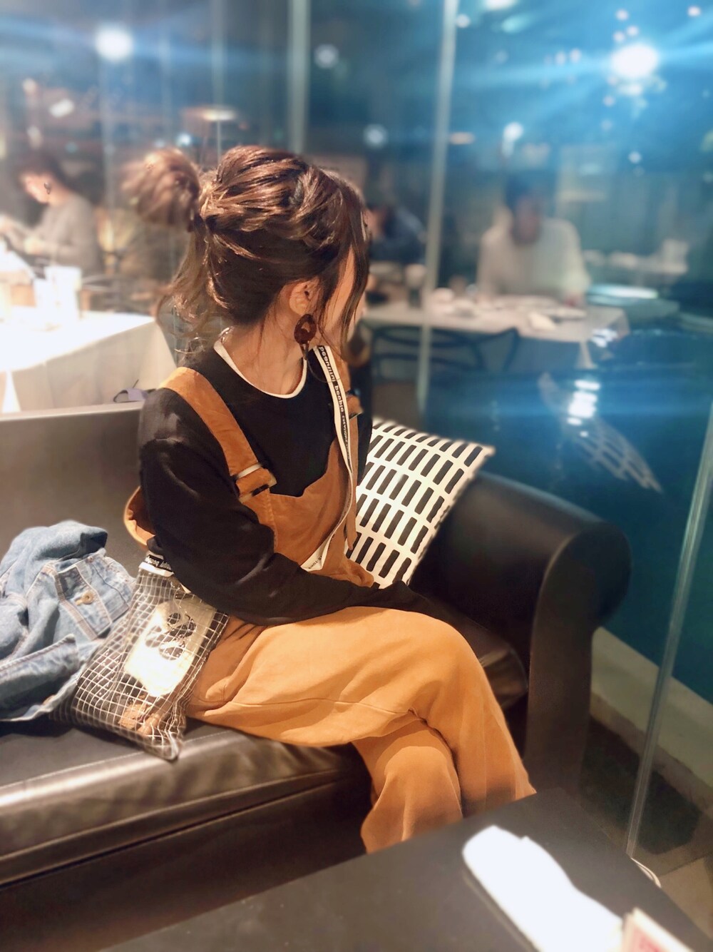 ブラウン系のサロペット/オーバーオール、ブラック系のTシャツ/カットソー、ブラック系のショルダーバッグを着用したレディースの春コーディネートの1枚目の写真