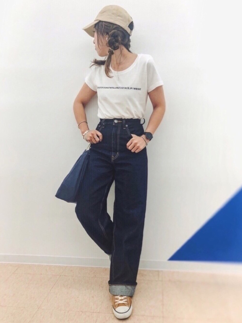 ホワイト系のTシャツ/カットソー、ブラック系のハンドバッグ、ブルー系のデニムパンツを着用したレディースの夏コーディネートの1枚目の写真