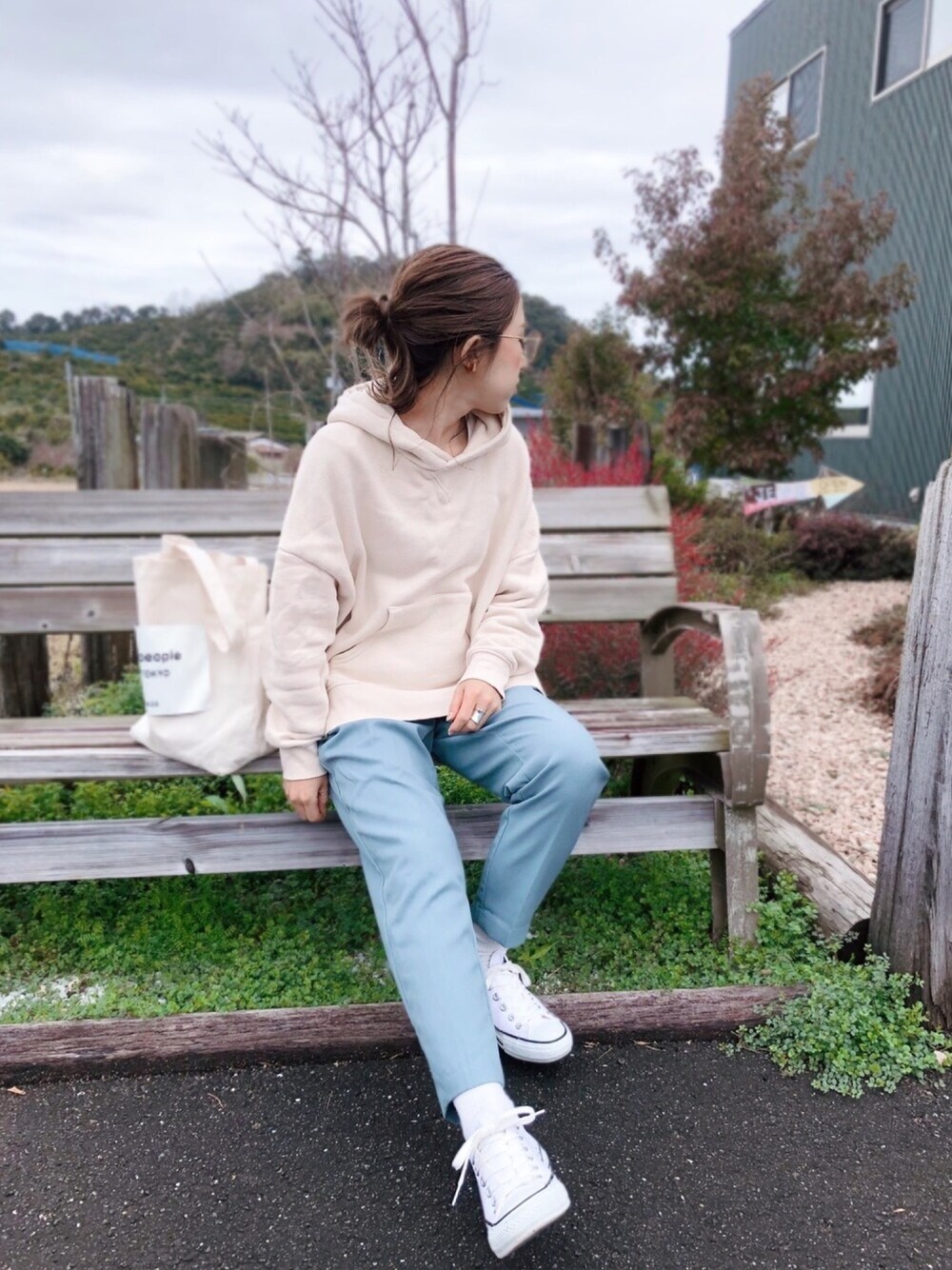 「休日スタイル、カジュアル、シンプル、大人女子、スニーカーコーデ、低身長、ホワイト、パーカー、カラーパンツ」｜「Ungridのスリットワイドパーカー（パーカー、ホワイト系）」を使った、cocoさん（レディース・153cm）の冬コーディネートの1枚目の写真