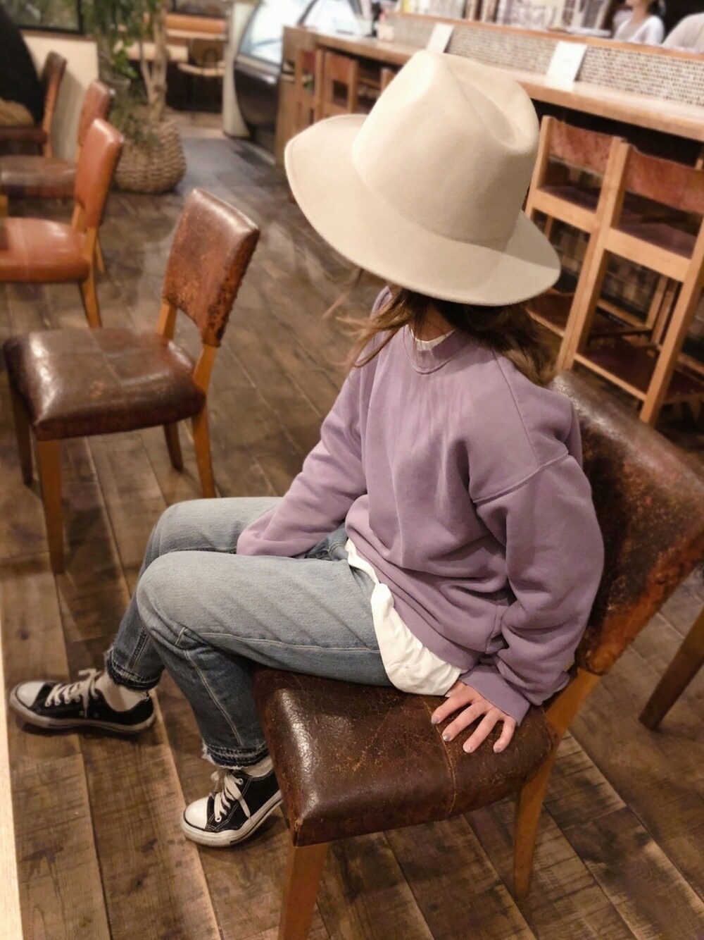 「春コーデ、休日コーデ、シンプル、大人カジュアル、低身長コーデ、ラフ、デニム、スニーカー」｜「CANAL JEANのvia j(ヴィアジェイ) ウールハット（ハット、ブラウン系）」を使った、cocoさん（レディース・153cm）の冬コーディネートの1枚目の写真