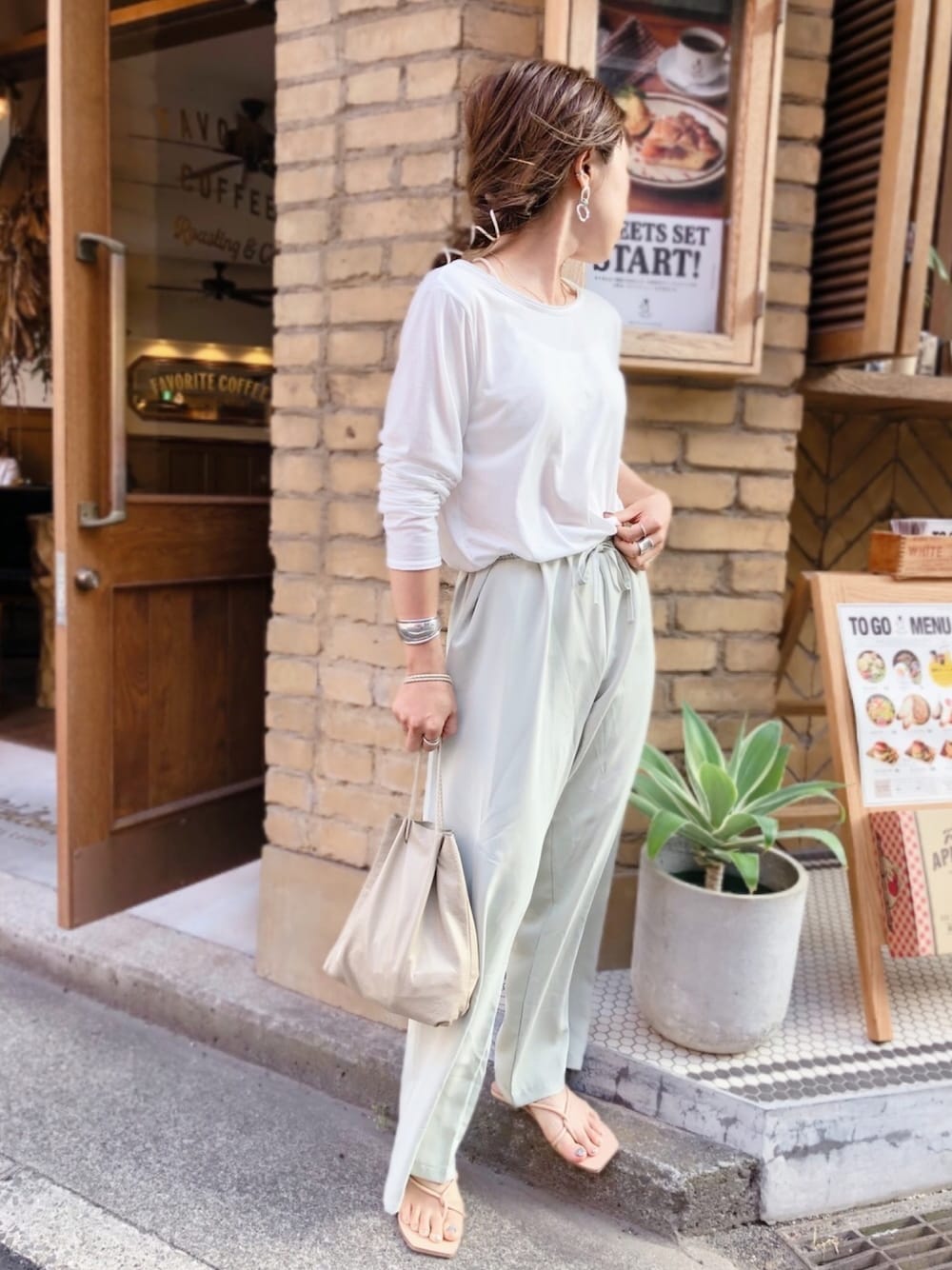 「シンプルコーデ、ラクチンコーデ、ゆるコーデ、カジュアル、大人コーデ、ナチュラル、低身長」｜「A part byのPoCoシアークルーネック 910147（Tシャツ/カットソー、ホワイト系）」を使った、cocoさん（レディース・153cm）の春コーディネートの1枚目の写真