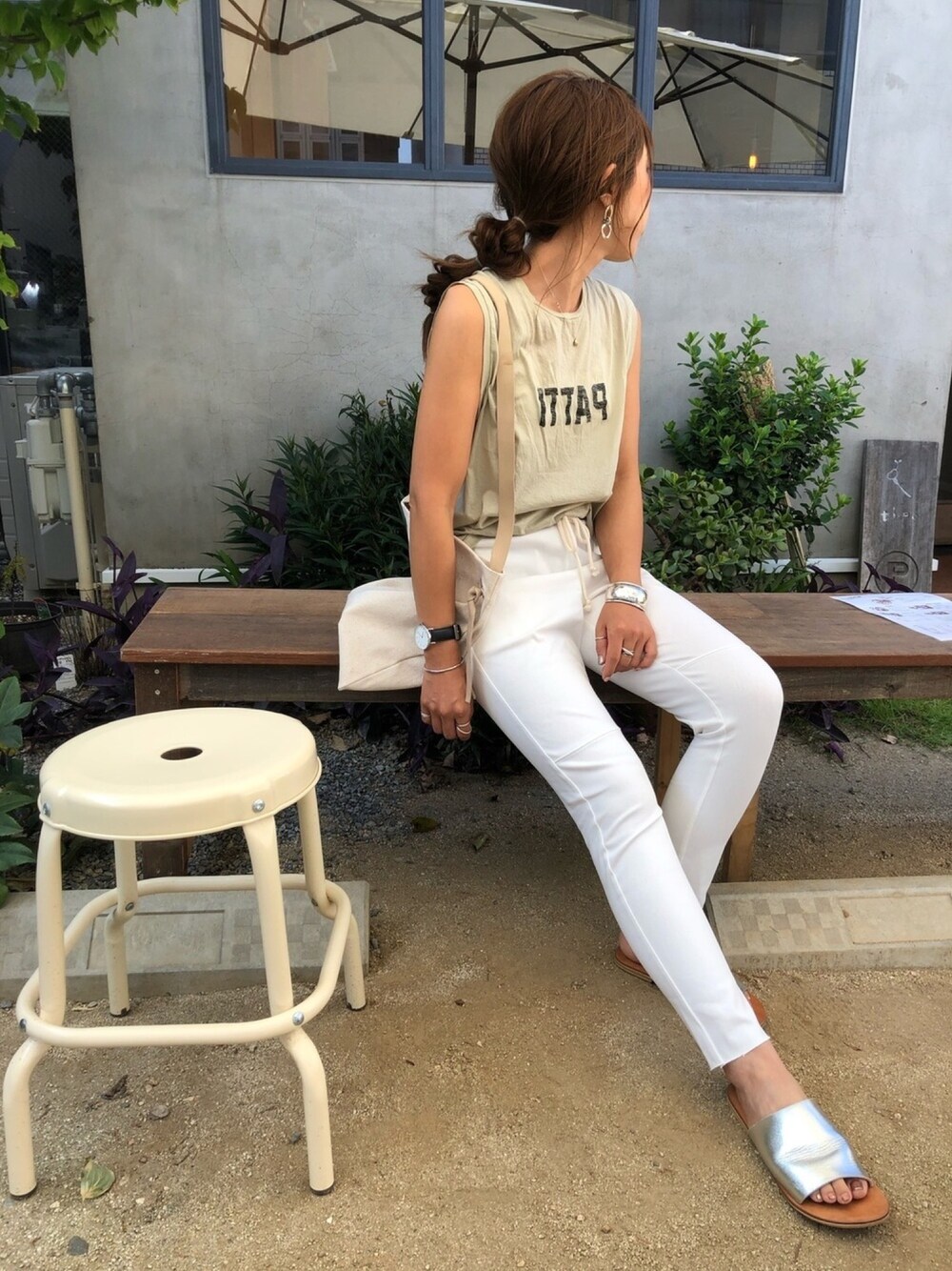 「シンプル、楽チンコーデ、ホワイトコーデ、夏コーデ、低身長、タンクトップ」｜「CANAL JEANのPt(ピーティー) レザー肩紐ツイルバック（ショルダーバッグ、ホワイト系）」を使った、cocoさん（レディース・153cm）の夏コーディネートの1枚目の写真