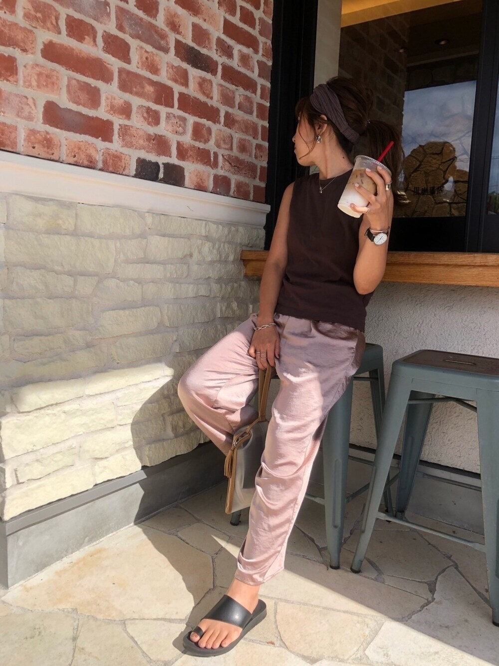 「大人カジュアル、夏コーデ、シンプルコーデ、サテンパンツ、タンクトップ、低身長」｜「notch.のカラーサテンパンツ（その他パンツ、ベージュ系）」を使った、cocoさん（レディース・153cm）の夏コーディネートの1枚目の写真