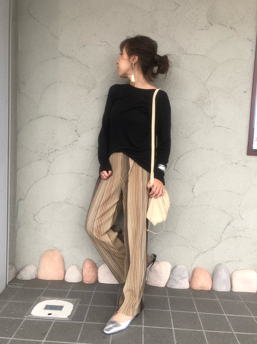 「秋コーデ、大人カジュアル、休日スタイル、きれいめカジュアル、低身長、ラクチンコーデ、シアー」｜「CANAL JEANのvia j(ヴィアジェイ) シアーロングTシャツ（Tシャツ/カットソー、ブラック系）」を使った、cocoさん（レディース・153cm）の秋コーディネートの1枚目の写真
