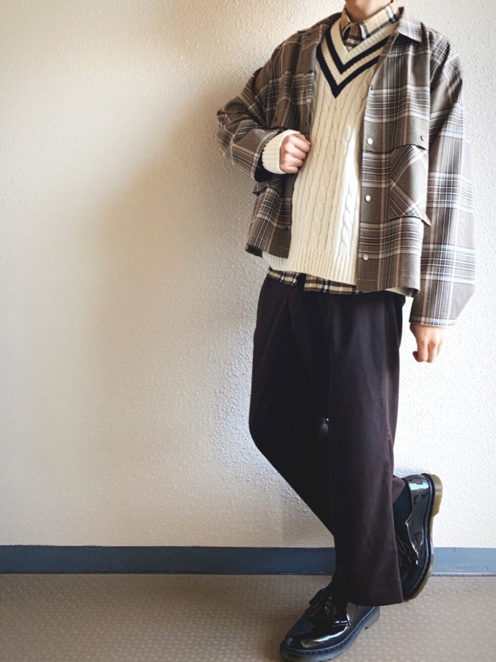 ベージュ系のブルゾン、ベージュ系のシャツ/ブラウス、ホワイト系のニット/セーターを着用したメンズの冬コーディネートの1枚目の写真