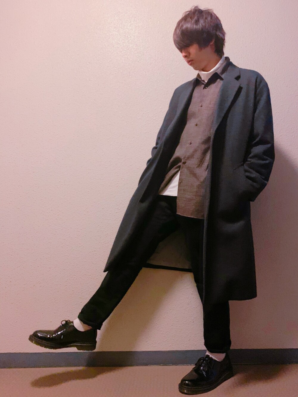 「年末WEAR感謝祭、冬コーデ、おしゃれさんと繋がりたい、チェスターコート、シャツ、タートルネック、スキニー、Dr.Martens、Daniel Wellington」｜「tk.TAKEO KIKUCHIの◆LATORRE オーバーサイズチェスターコート（チェスターコート、グレー系）」を使った、すけっちさん（メンズ・180cm）の冬コーディネートの1枚目の写真