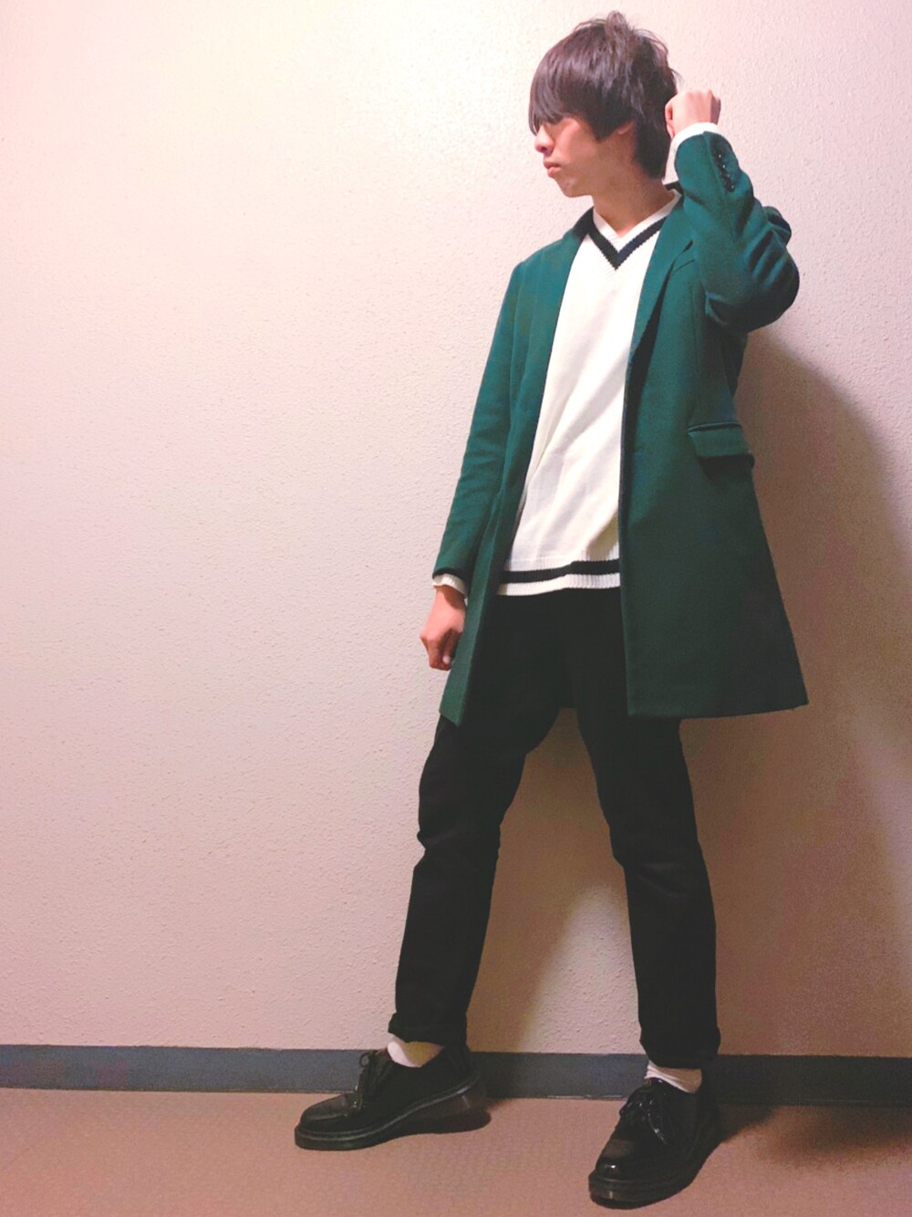「年末WEAR感謝祭、冬コーデ、きれいめカジュアル、チェスターコート、ニット、スキニー、Dr.Martens、Daniel Wellington」｜「417 EDIFICEのアイテム（チェスターコート、グリーン系）」を使った、すけっちさん（メンズ・180cm）の冬コーディネートの1枚目の写真