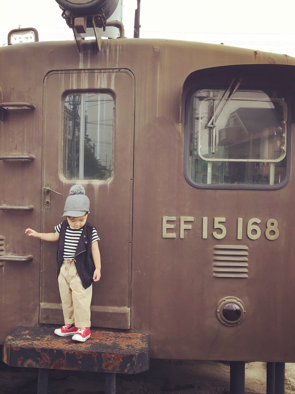 ブラック系のTシャツ/カットソー、ベージュ系のその他パンツ、レッド系のスニーカーを着用したキッズの夏コーディネートの1枚目の写真