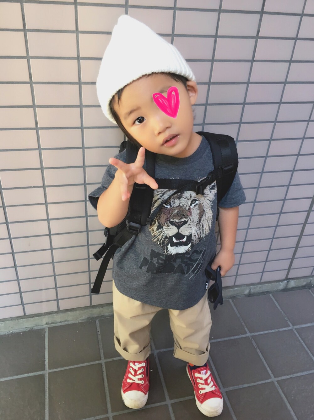 「ニューヨークヤンキース、黒リュック、なんでもないコーデ、なんでもない日、風邪っぴき、旅行、２歳児、おとこのこ」｜「UNIQLOのBOYS ディスカバリーチャンネルグラフィックT（アニマル・半袖）（Tシャツ/カットソー、グレー系）」を使った、jinmamaさん（キッズ・90cm）の秋コーディネートの1枚目の写真
