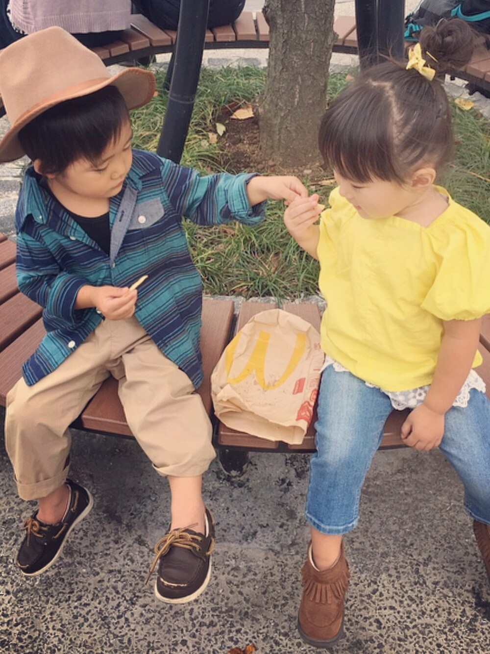 「デート、秋コーデ、休日スタイル、ハットコーデ、好きな人がいること、幼馴染みデート、チビカップル、２歳児コーデ、おとこのこ」｜「GAPのGap フェイクレザー ボートシューズ（モカシン/デッキシューズ、ブラウン系）」を使った、jinmamaさん（キッズ・90cm）の秋コーディネートの1枚目の写真