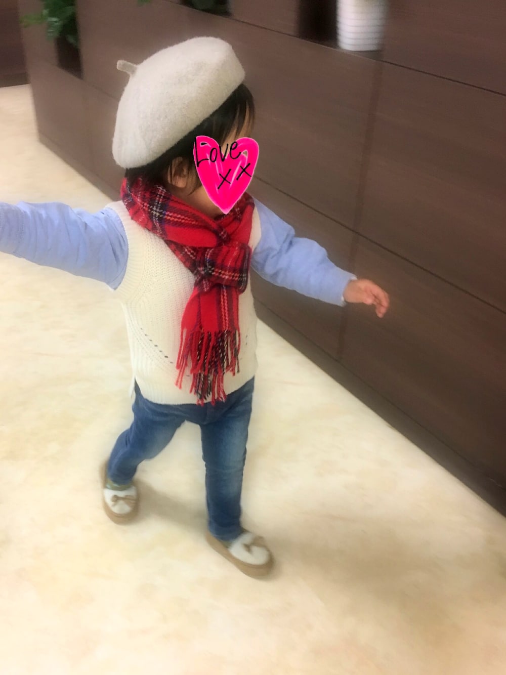 「東京タワー、2歳、おとこのこ、デートコーデ、冬コーデ、赤、チェックマフラー、セーター×シャツ、ベレー帽、イルミネーション」｜「西松屋のアイテム（スリッポン、ベージュ系）」を使った、jinmamaさん（キッズ・90cm）の冬コーディネートの1枚目の写真