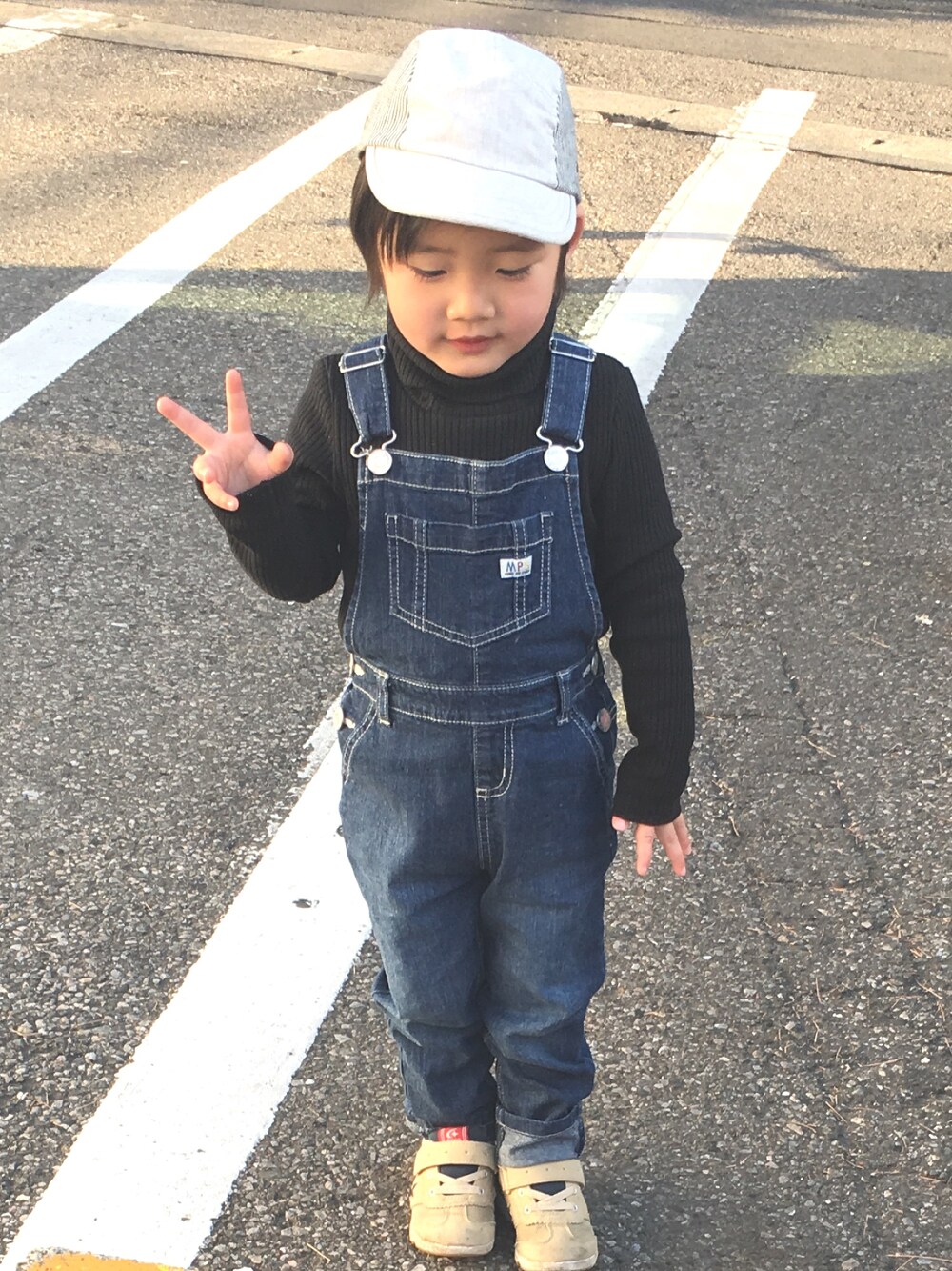 「キッズコーデ、男の子コーデ、カジュアル、休日スタイル、パンツスタイル、3歳、90cm、おとこのこ、公園スタイル」｜「Right-onの【MPS】レインボーオーバーオール（サロペット/オーバーオール、ブルー系）」を使った、jinmamaさん（キッズ・90cm）の冬コーディネートの1枚目の写真