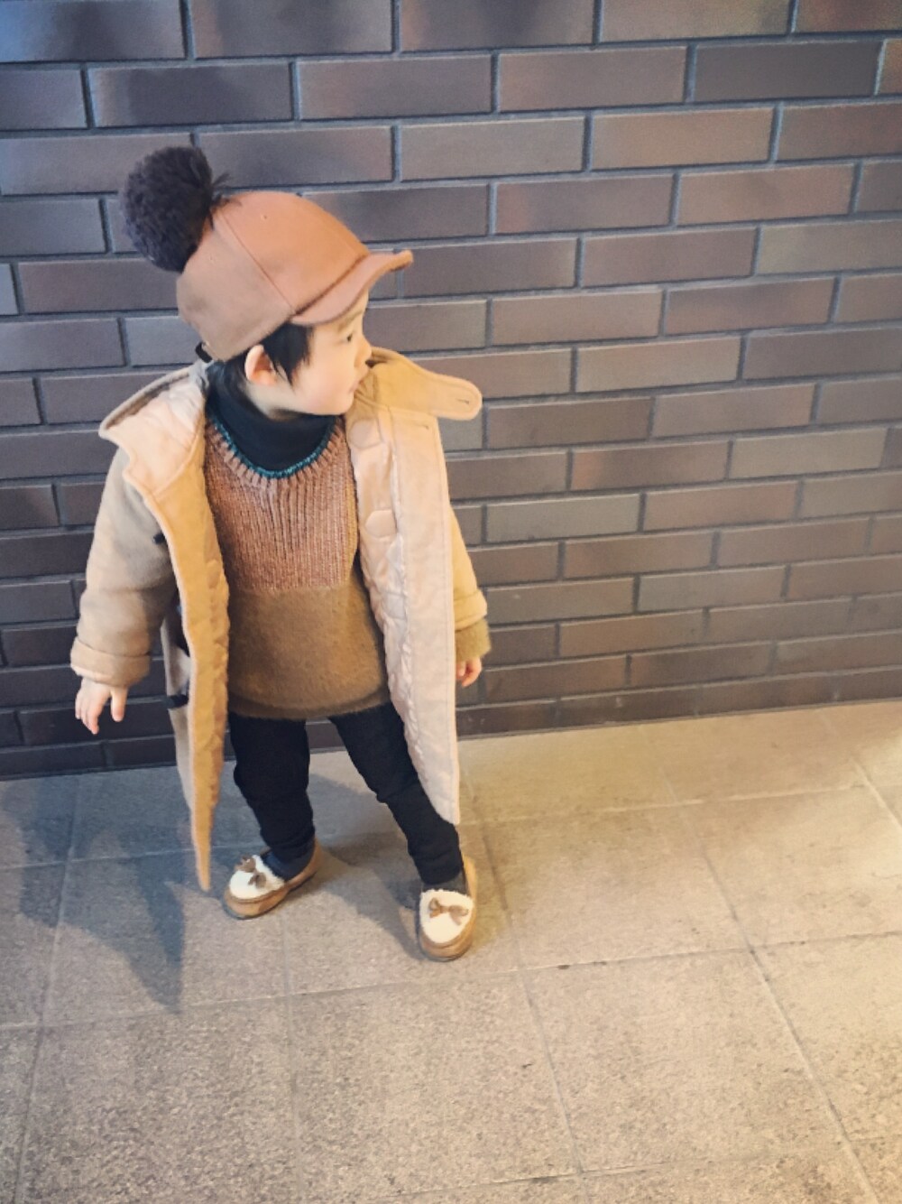 「男の子、休日コーデ、帽子だいすき、3歳児、ベージュコーデ、プティマイン　グローバルワーク　ロングカーディガン　ボーダー、家にあるもので」｜「GRIN BUDDYの【GRIN BUDDY(グリンバディ）】ポンポン付キャップ/Wool Pom Cap（ウール素材）（キャップ、ブラウン系）」を使った、jinmamaさん（キッズ・90cm）の冬コーディネートの1枚目の写真
