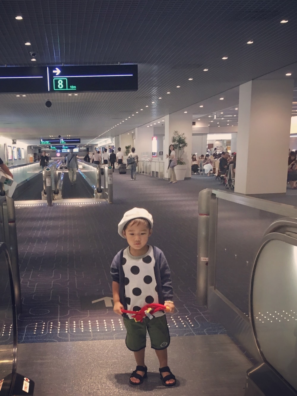 「家族旅行、旅行コーデ、ベレー帽、男の子コーデ、リンクコーデ、シンプルコーデ、水玉シャツ、スポーツサンダル、キッズコーデ、サンダル」｜「BREEZEのクレイジースポーツパンツ 4.5分丈（その他パンツ、グリーン系）」を使った、jinmamaさん（キッズ・90cm）の秋コーディネートの1枚目の写真