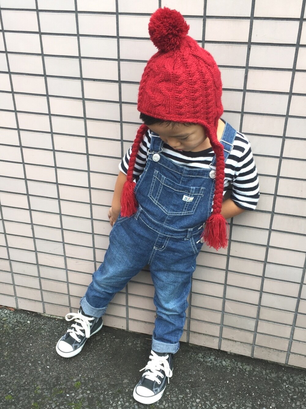 「赤、ニット帽コーデ、オーバーオール、キッズコーデ、ボーダー、男の子コーデ、秋服準備はじめました、親子コーデ、コンバース オールスター」｜「COMME CA ISMのアイテム（ニットキャップ/ビーニー、レッド系）」を使った、jinmamaさん（キッズ・90cm）の秋コーディネートの1枚目の写真