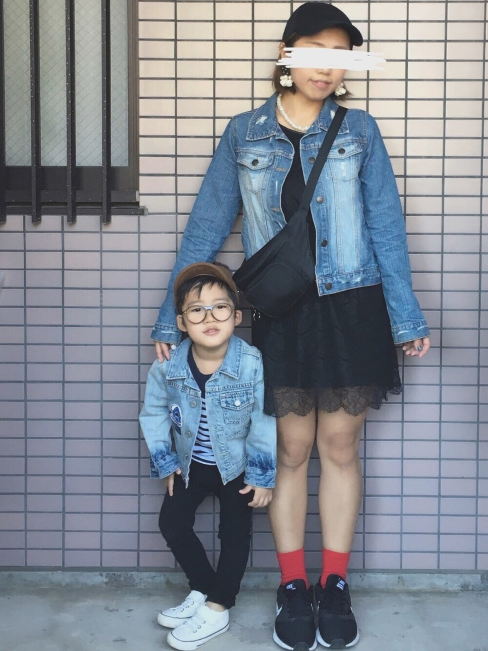 「デニムジャケット、親子コーデ、ダテメガネ、男の子コーデ、休日スタイル、秋コーデ、ゆるコーデ」｜「WEGOのWEGO/リングZIPウエストバッグ（ボディバッグ/ウエストポーチ、ブラック系）」を使った、jinmamaさん（キッズ・90cm）の秋コーディネートの1枚目の写真