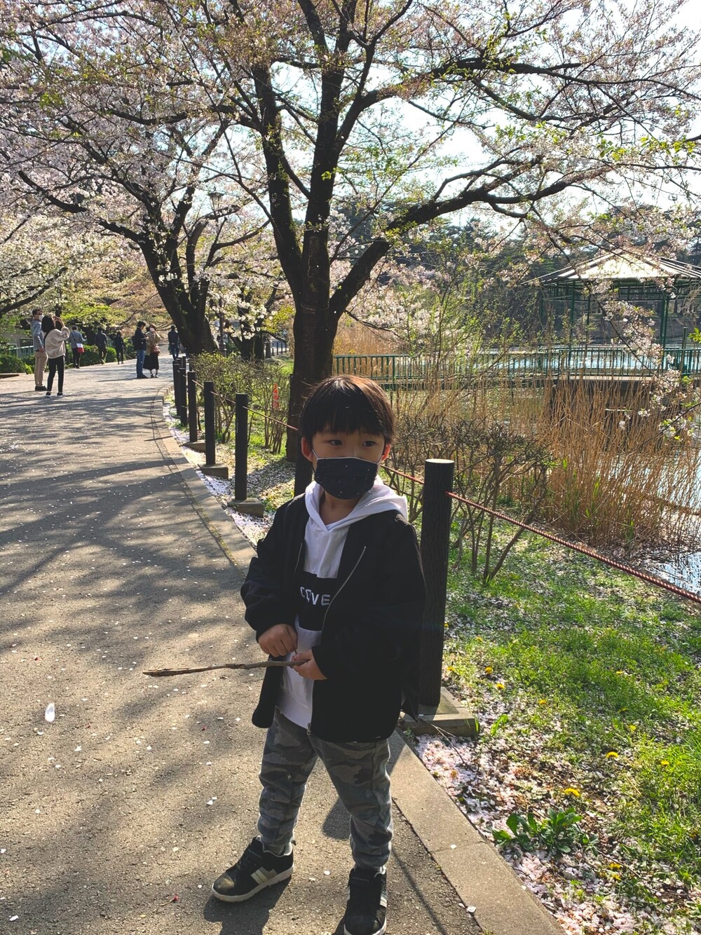 「right-on kids、コンバース、グローバルワーク(GLOBAL WORK)、birthday、花見コーデ、カジュアルコーデ、公園スタイル、迷彩パンツ、Right-onコーデ」｜「Birthdayのアイテム（ナイロンジャケット、ブラック系）」を使った、jinmamaさん（レディース・152cm）の春コーディネートの1枚目の写真