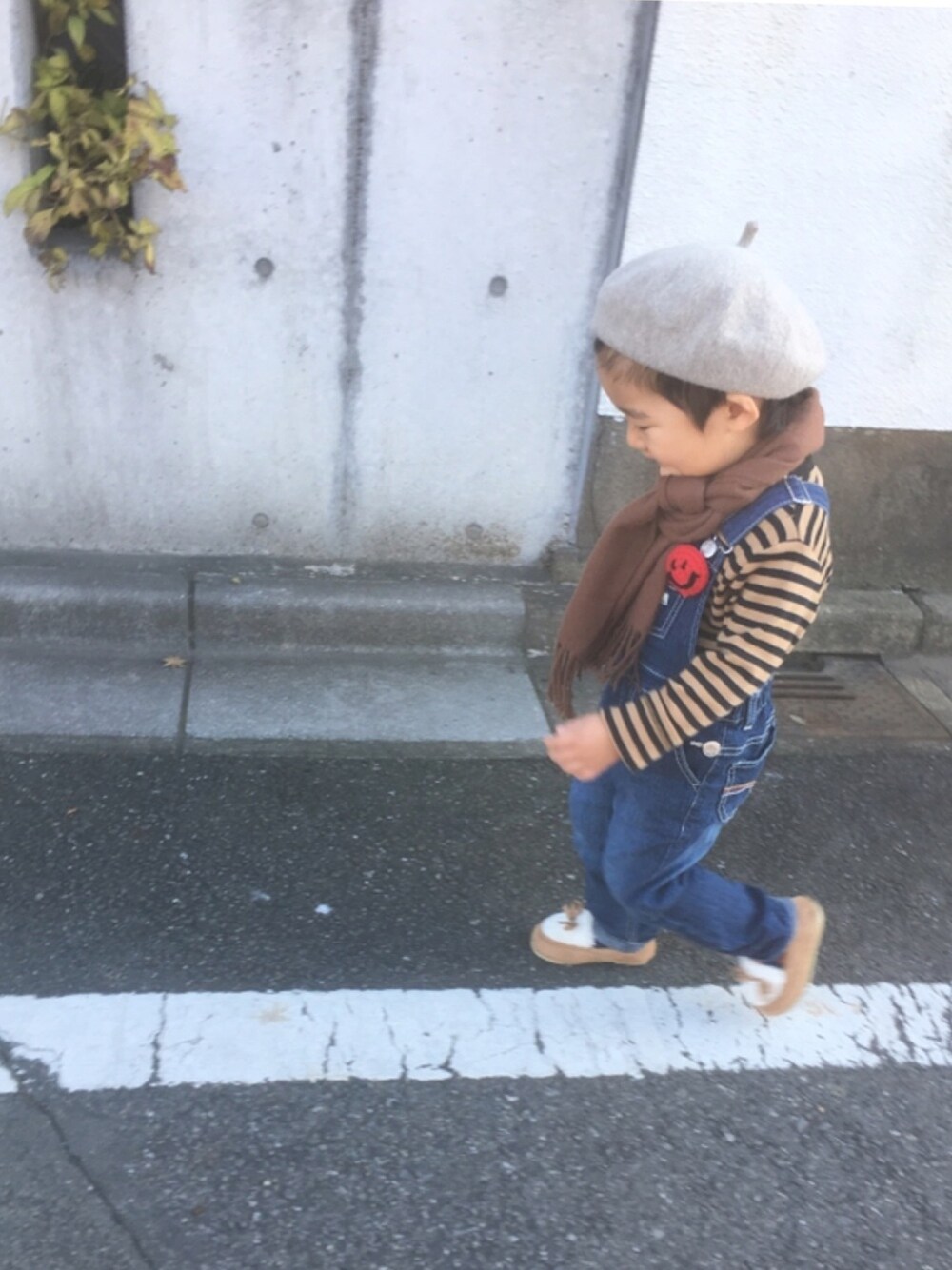 「冬コーデ、男の子コーデ、ブローチ、にこちゃんマーク、オーバーオール、ベレー帽、2歳、男の子、韓国子供服、ファー小物」｜「韓国服🌈🌈のアイテム（ハンチング/ベレー帽、グレー系）」を使った、jinmamaさん（キッズ・90cm）の冬コーディネートの1枚目の写真