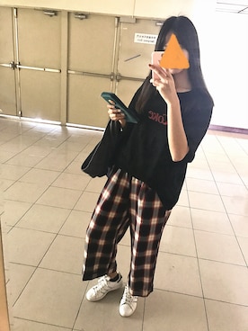 「adidas（アディダス）のアイテム（スニーカー、ホワイト系）」を使った、黃筱淇さん（レディース・170cm）の冬コーディネート