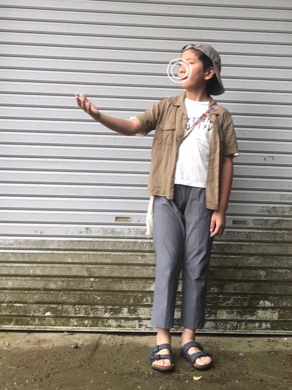ベージュ系のシャツ/ブラウス、グレー系のパンツ、ブラック系のサンダルを着用したキッズの夏コーディネートの1枚目の写真