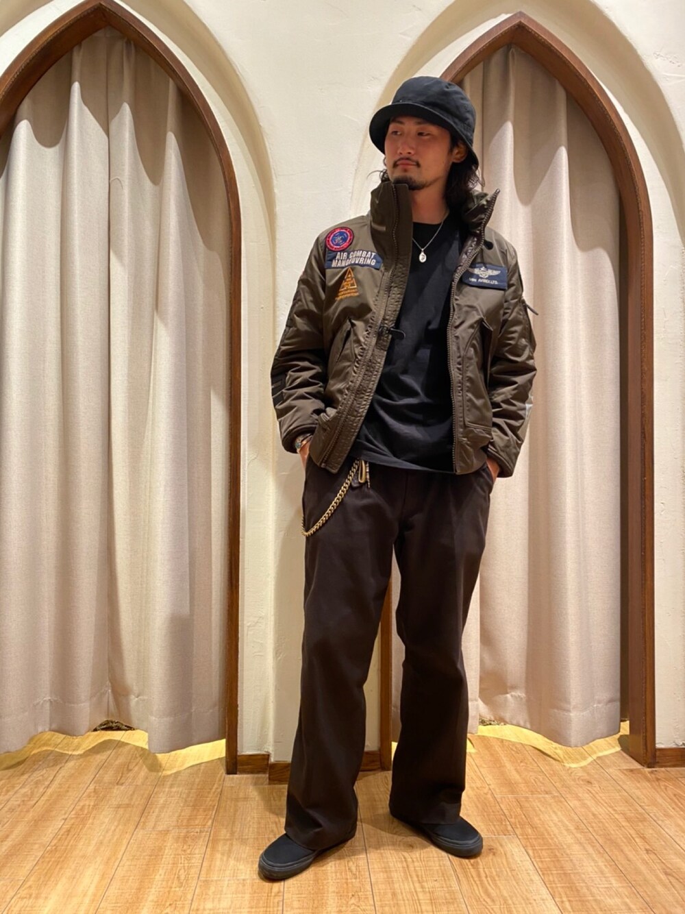 「ミリタリー、アメカジ、AVIREX、フライトジャケット、バケットハット、山、山登りスタイル、コクーンシティ、AVIREXHANGAR、HANGAR」｜「AVIREXのカスタム CWU トップガン/CUSTOM CWU TOP GUN/AVIREX/ アヴィレックス（ミリタリージャケット、グリーン系）」を使った、もりこさん（メンズ・175cm）の夏コーディネートの1枚目の写真
