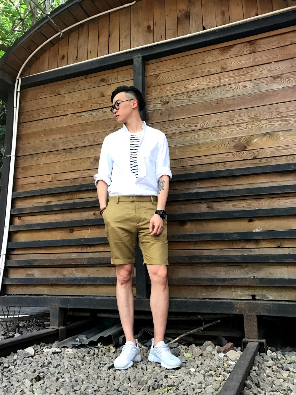 「H&Mのアイテム（Tシャツ/カットソー、ホワイト系）」を使った、Kenson_Mokさん（メンズ・180cm）の夏コーディネートの1枚目の写真