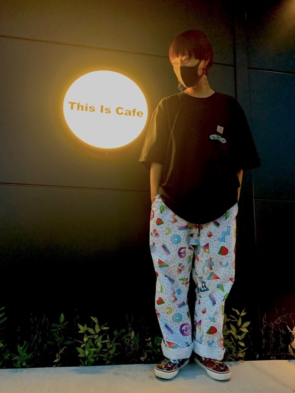 「カフェ、秋服準備はじめました、スニーカーコーデ」｜「Carharttのアイテム（Tシャツ/カットソー、ブラック系）」を使った、まるおしさん（レディース・160cm）の秋コーディネートの1枚目の写真