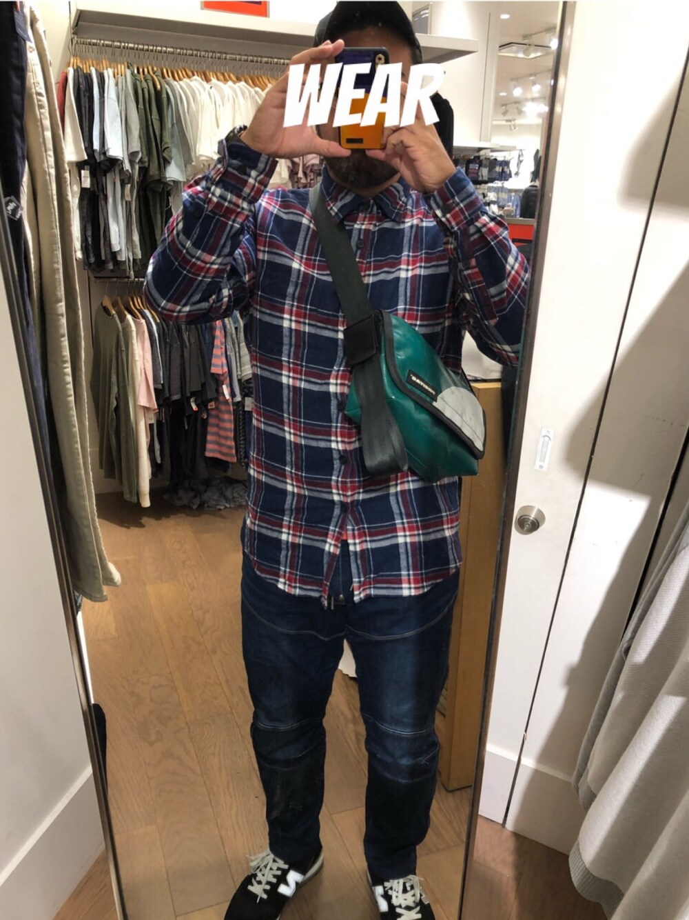 ブルー系のシャツ/ブラウス、グリーン系のメッセンジャーバッグ、ブルー系のその他パンツを着用したメンズの秋コーディネートの1枚目の写真