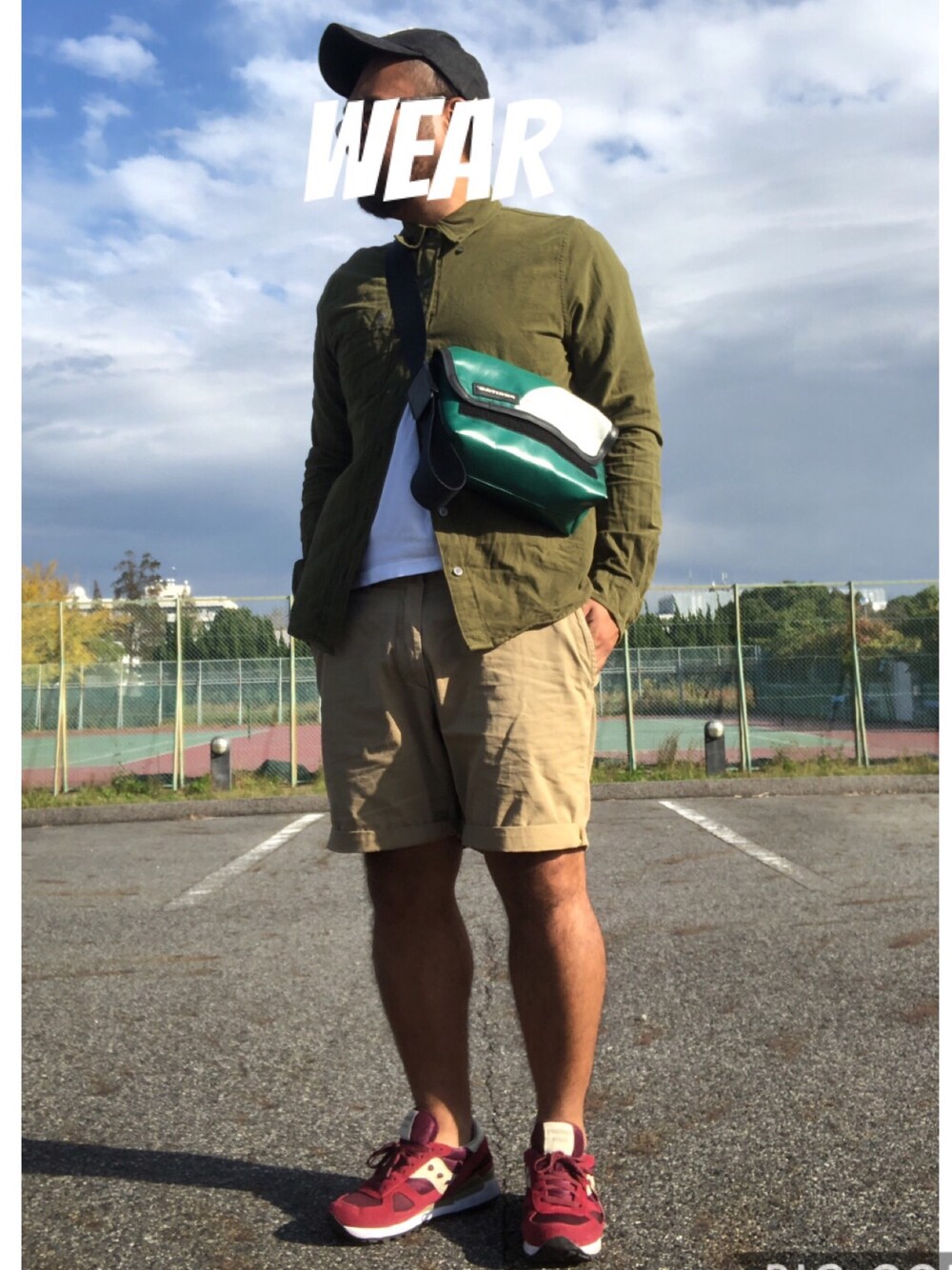 グリーン系のシャツ/ブラウス、ベージュ系のパンツ、グリーン系のメッセンジャーバッグを着用したメンズの秋コーディネートの1枚目の写真