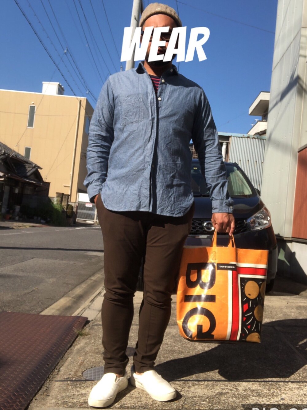 ブルー系のシャツ/ブラウス、その他のTシャツ/カットソー、グリーン系のパンツを着用したメンズの秋コーディネートの1枚目の写真