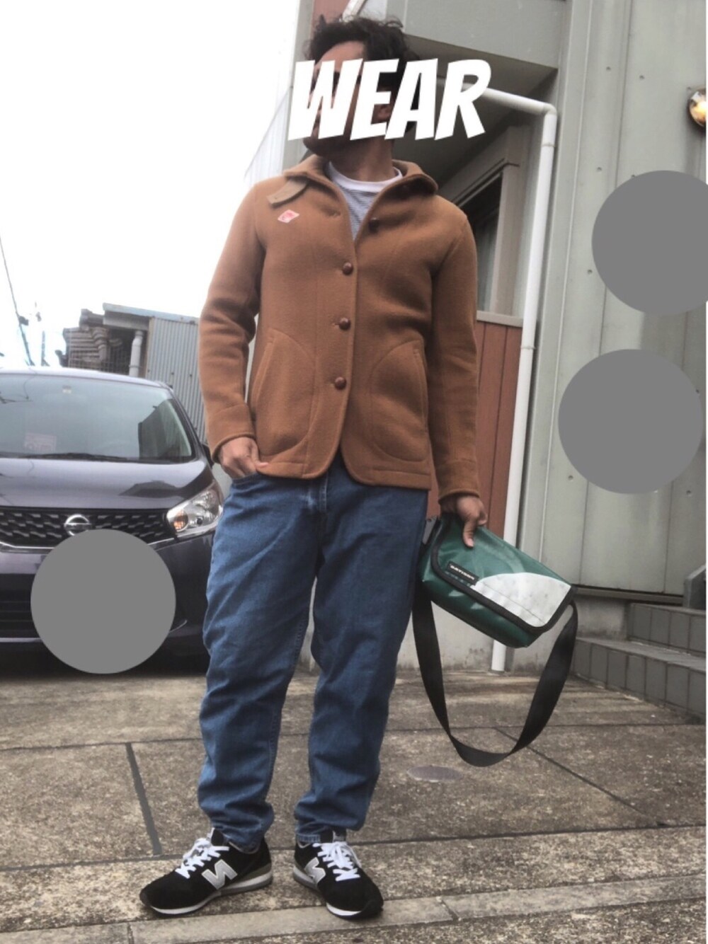 ベージュ系のその他アウター、グレー系のTシャツ/カットソー、ブルー系のデニムパンツを着用したメンズの冬コーディネートの1枚目の写真