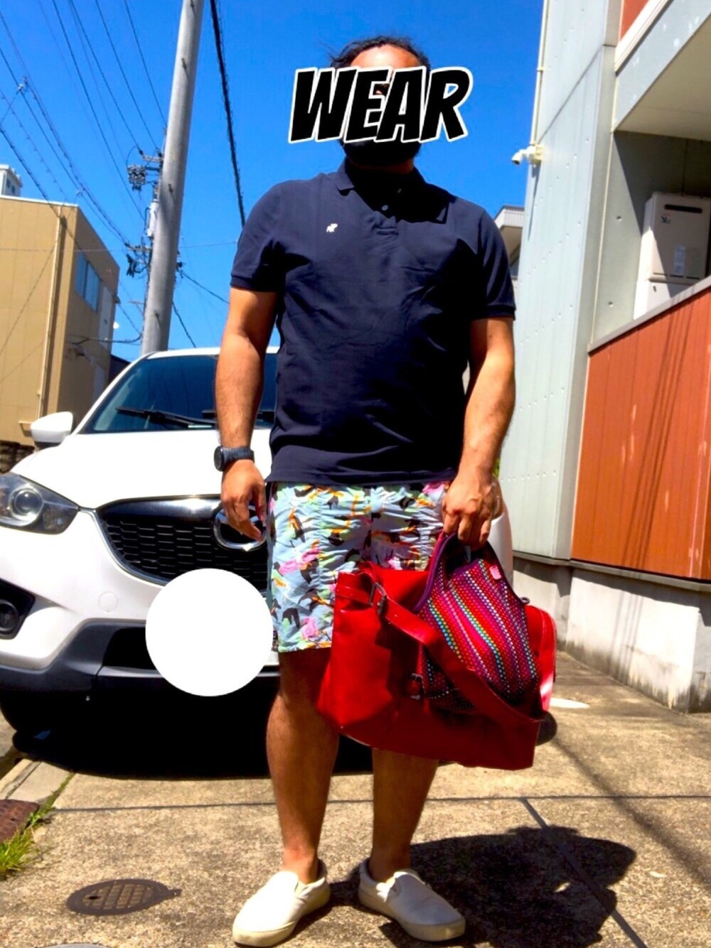 「フライターグ、FREITAG、お洒落さんとつながりたい、シンプルコーデ、ポロシャツ、ショートパンツ、サックスブルー、柄パンツ、バギーズショーツ、スリッポン」｜「Abercrombie&Fitchのアイテム（ポロシャツ、ブラック系）」を使った、musashi634さん（メンズ・172cm）の春コーディネートの1枚目の写真