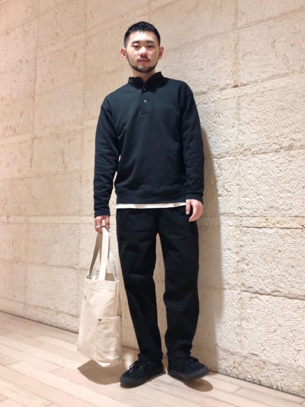 「モノトーンコーデ、着回し抜群、シェフパンツ、USAコットン、女性にもオススメ！MENSパンツ、カラバリアイテム、2021春新作」｜「coenのUSAコットンウラケスタンドカラースウェット（スウェット、ブラック系）」を使った、coen まいやんさん（メンズ・172cm）の冬コーディネートの1枚目の写真