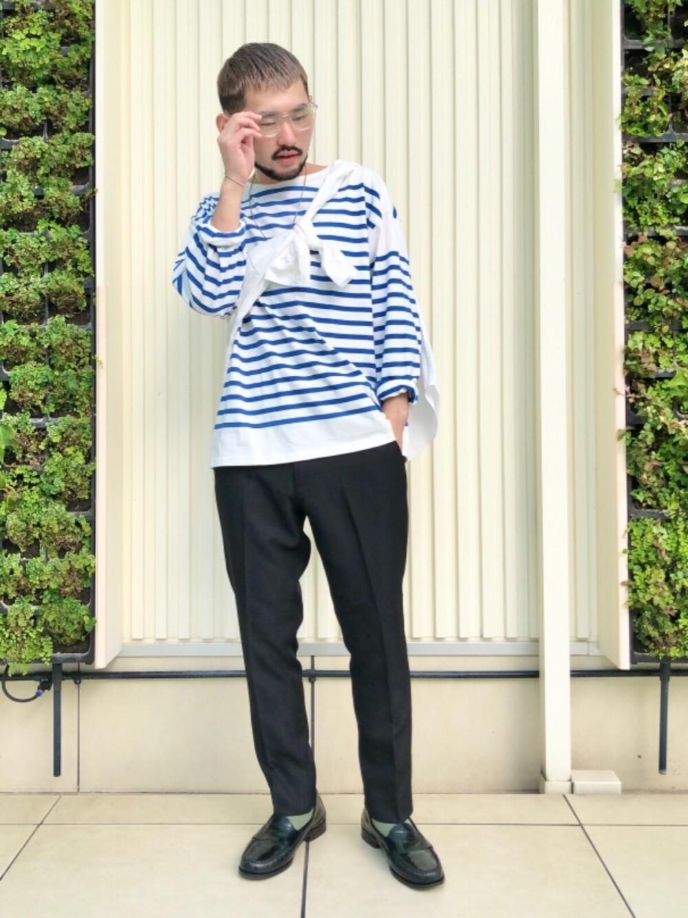 ホワイト系のシャツ/ブラウス、ブラック系のスラックス、ホワイト系のTシャツ/カットソーを着用したメンズの夏コーディネートの1枚目の写真
