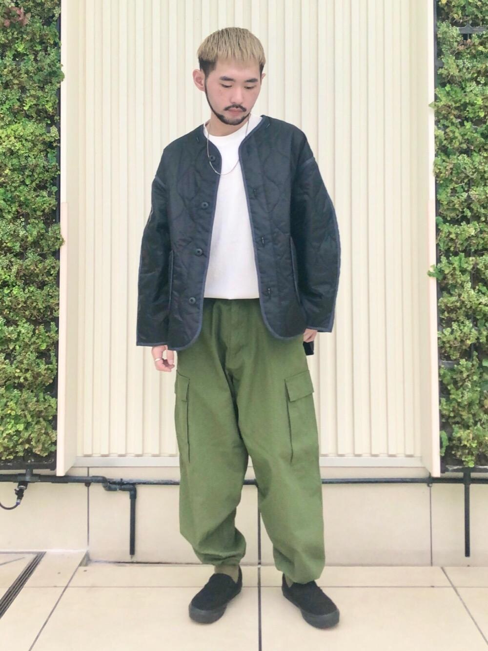 「黒、カーゴパンツ、ミリタリーコーデ、キルトジャケット、秋服準備はじめました、ロゴ・コーエンベア、ロンt、みりたりー、秋トレンド2021」｜「coenの【ユニセックス】ミリタリーキルトジャケット#（ミリタリージャケット、ブラック系）」を使った、coen まいやんさん（メンズ・172cm）の秋コーディネートの1枚目の写真