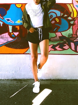 「NIKE SPORTSWEAR（ナイキスポーツウェアー）のアイテム（Tシャツ/カットソー、ホワイト系）」を使った、Yu Matsumotoさん（レディース・166cm）の冬コーディネート