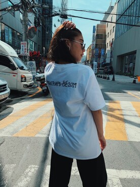 「STUSSY（ステューシー）のアイテム（Tシャツ/カットソー、ホワイト系）」を使った、Yu Matsumotoさん（レディース・166cm）の秋コーディネート