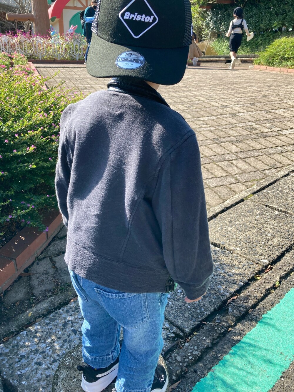 「キッズファッション、休日スタイル、おとこのこ、デニムパンツ、2歳、男の子、デニム、ブリストル、ライダース、ライダースジャケット」｜「F.C.Real Bristol for KidsのNEW ERA EMBLEM  9TWENTY CAP（キャップ、ブラック系）」を使った、ikuさん（キッズ・120cm）の秋コーディネートの1枚目の写真