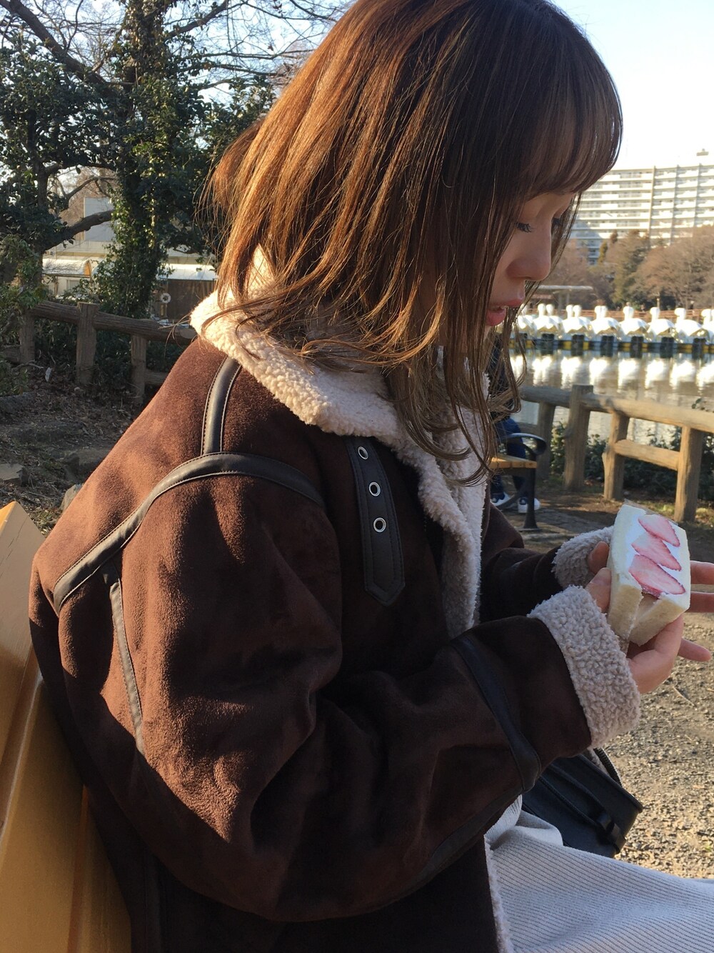 「カジュアル、オトナ女子、きれいめカジュアル、おしゃれさんと繋がりたい、大人カジュアル」｜「BEAUTY&YOUTH UNITED ARROWSのアイテム（ムートンコート、ブラウン系）」を使った、ちさとさん（レディース・165cm）の春コーディネートの1枚目の写真