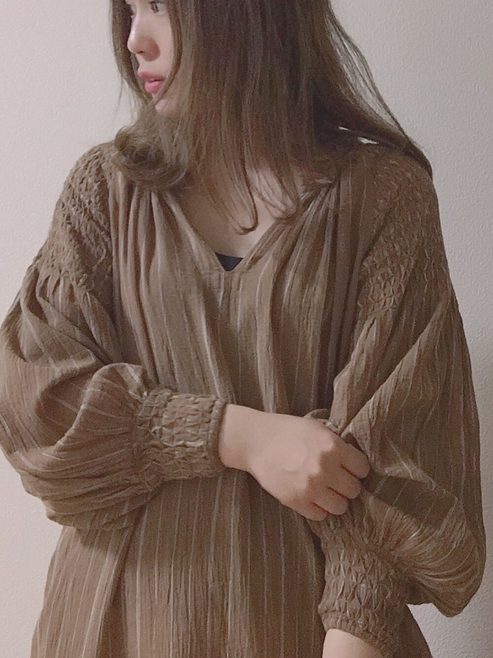 「カジュアルコーデ、KIIRA、オトナカジュアル、ゆるコーデ、おしゃれさんと繋がりたい、ベージュコーデ、ワンピース、ブラウンコーデ、大人コーデ」｜「KIIRAのSMOCKING STRIPE OP（ワンピース、ブラウン系）」を使った、ちさとさん（レディース・165cm）の春コーディネートの1枚目の写真