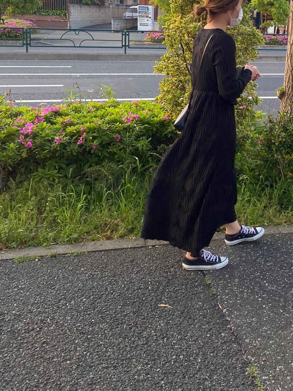 「randeboo、春夏コーデ、ゆるコーデ、きれいめカジュアル、大人カジュアル、ワンピース、ワンピース×スニーカー」｜「FURLAのボエム XL クロスボディポーチ（ショルダーバッグ、ブラック系）」を使った、ちさとさん（レディース・165cm）の春コーディネートの1枚目の写真