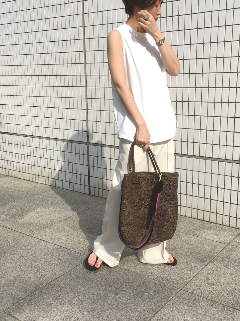 「夏、大人コーデ、カジュアルコーデ、ワントーンコーデ、オフィスカジュアル、白Tシャツ、シンプルコーデ」｜「NOMBRE IMPAIRのｴｽｶｰﾚ　柄編みｶｺﾞBAG（かごバッグ、ブラウン系）」を使った、ritz.さん（レディース・163cm）の春コーディネートの1枚目の写真