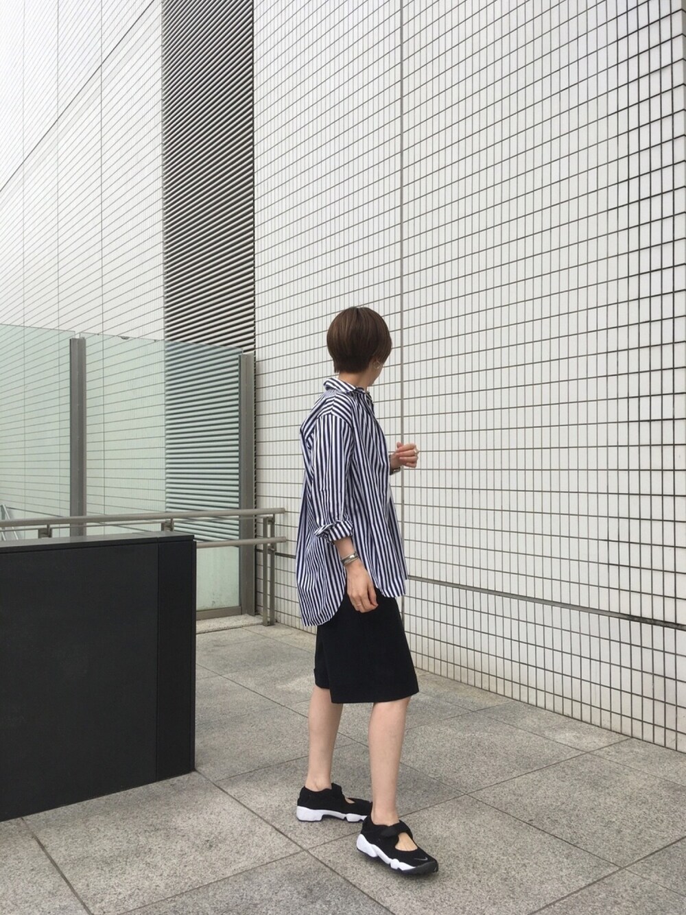 「ラクチンコーデ、夏コーデ、パンツスタイル、オトナ女子、大人コーデ、カジュアルコーデ、ラフ、メンズライク」｜「NOMBRE IMPAIRのthickストライプ ロングシャツ（シャツ/ブラウス、ブルー系）」を使った、ritz.さん（レディース・163cm）の夏コーディネートの1枚目の写真