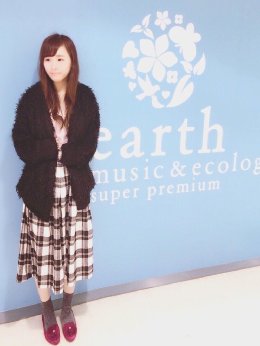 「wearhalloween2017、大人カジュアル、fashion、広瀬すずさん着用アイテム、ループカーディガン、チェックスカート、earth music&ecology」｜「earth music&ecologyの刺繍入りVネックニットプルオーバー（ニット/セーター、ピンク系）」を使った、みかんちゅさん（レディース・160cm）の秋コーディネートの1枚目の写真