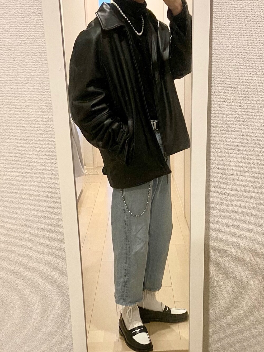 「冬、シンプルコーデ、大人カジュアル、UK、古着、オーバーサイズ」｜「used leather jacketのアイテム（ブルゾン、ブラック系）」を使った、Don'tFollowMeさん（メンズ・165cm）の冬コーディネートの1枚目の写真