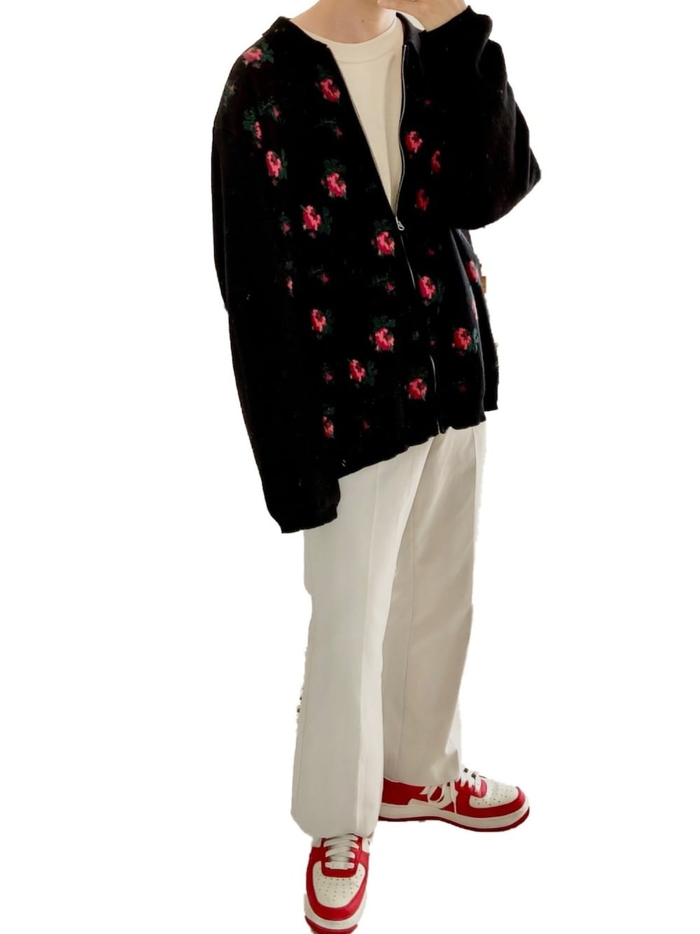 「春、スニーカーコーデ、フレアパンツ、ホワイト、ストリート、ootd、古着」｜「TTT MSWのアイテム（ニット/セーター、ブラック系）」を使った、Don'tFollowMeさん（メンズ・165cm）の春コーディネートの1枚目の写真