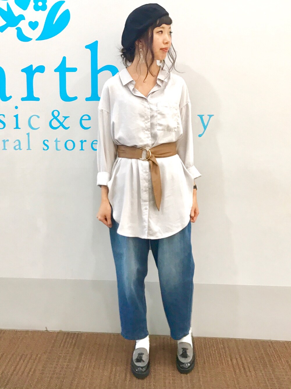 「着回しコーデ、シャツワンピース、とろみシャツ、デニムパンツ、USAコットン、ベレー帽、アースミュージック＆エコロジー」｜「earth music&ecologyのとろみシャツワンピース（シャツワンピース、グレー系）」を使った、mutsumiさん（レディース・165cm）の夏コーディネートの1枚目の写真
