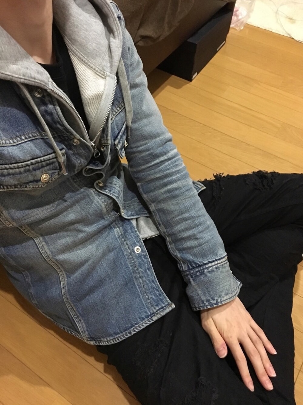 「シンプルコーデ、はるコーデ、デニムシャツ、パーカー、クラッシュデニム、デニムパンツ」｜「ISAMU KATAYAMA BACKLASHのアイテム（デニムジャケット、ブルー系）」を使った、たつやさん（メンズ・168cm）の冬コーディネートの1枚目の写真