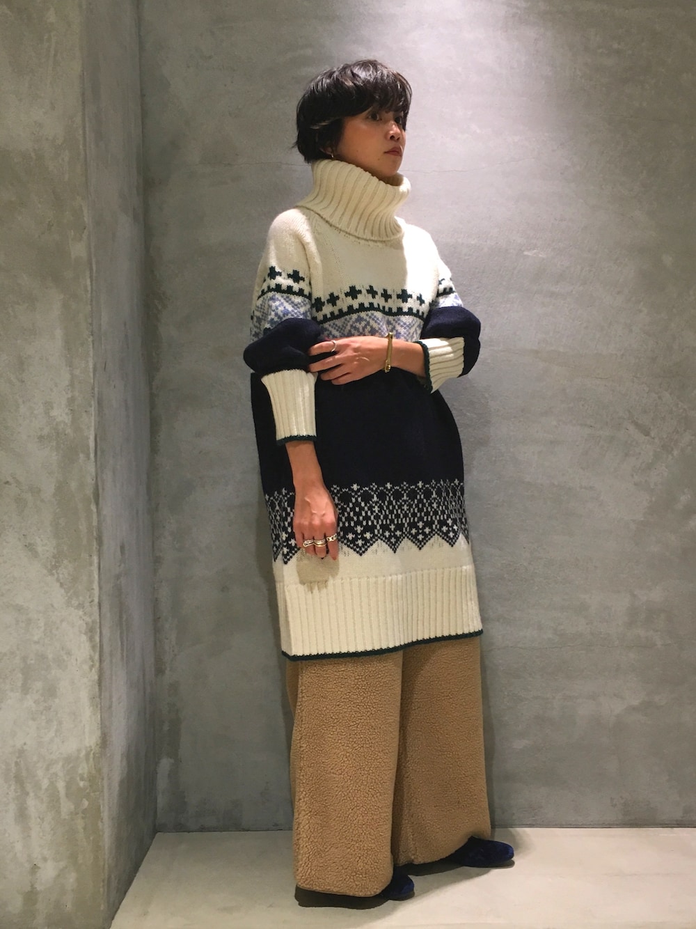 ホワイト系のニット/セーター、ベージュ系のその他パンツ、ブルー系のスリッポンを着用したレディースの秋コーディネートの1枚目の写真