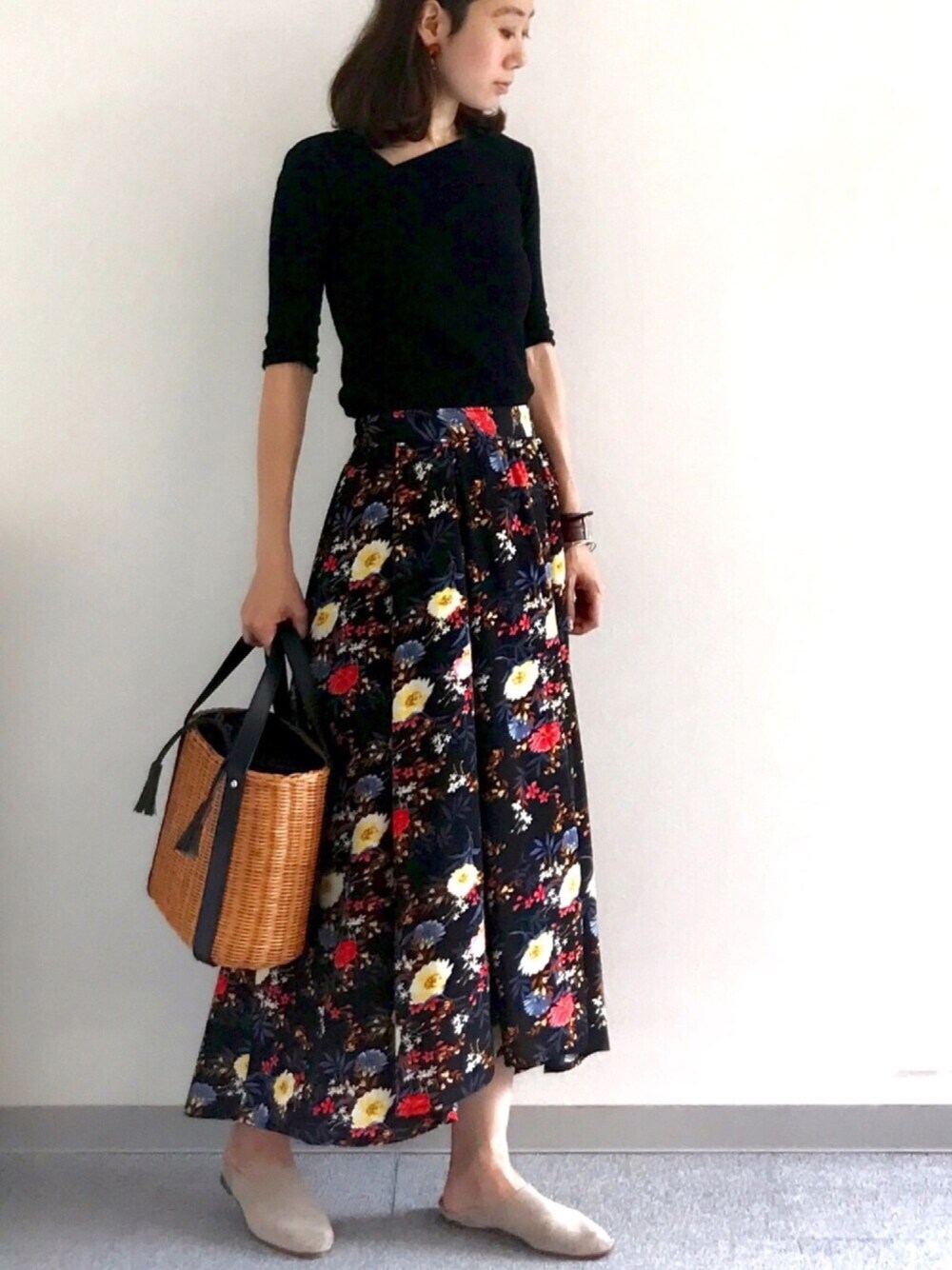 「お仕事コーデ、花柄スカート、かごバッグ、ZARA、ザラジョ、プチプラコーデ、ブラックコーデ、シンプルコーデ、大人カジュアル、大人コーデ」｜「EGOISTのアシメデコルテテレコトップ（Tシャツ/カットソー、ブラック系）」を使った、soliさん（レディース・163cm）の夏コーディネートの1枚目の写真